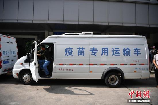 运输疫苗的车队。 <a target='_blank' href='http://www.chinanews.com/'>中新社</a>记者 刘冉阳 摄 点击进入下一页