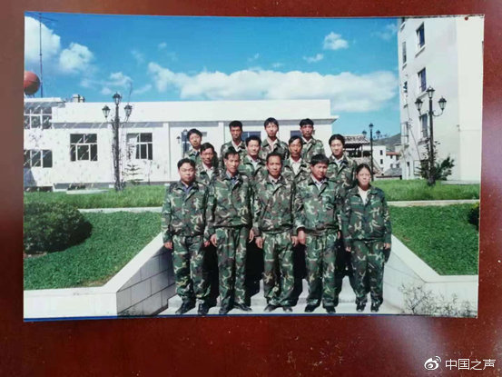 李忠凯(前排左一)旧照网友:当时又瘦又嫩!