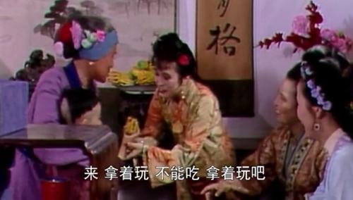 借着刘姥姥的视角,描述了秋爽斋中的摆设。图片来源:87版电视剧《红楼梦》截图 点击进入下一页
