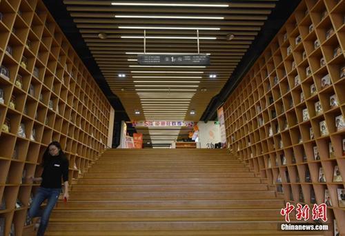资料图:位于福州鳌峰书城的新华书店,经过重新装修后焕然一新。店内设有咖啡厅,并提供舒适的桌椅供客人阅读,令人流连忘返。吕明 摄 点击进入下一页