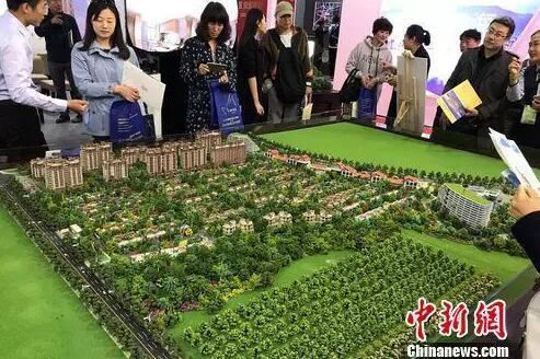 民众在2017年北京春季房展会上的某楼盘展台咨询。<a target='_blank' href='http://www.chinanews.com/' >中新网</a> 程春雨 摄 民众在2017年北京春季房展会上的某楼盘展台咨询。<a target='_blank' href='http://www.chinanews.com/' >中新网</a> 程春雨 摄