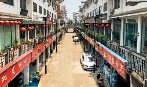 32-1 空无一人的街巷、关张倒闭的瓷器店、纷纷转行撤离的画师……泡沫被刺破之后,景德镇的“大师瓷”市场陷入了历史的冰点。《中国经济周刊》记者 郭芳 摄