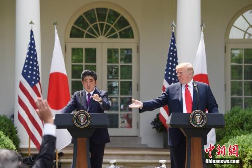 当地时间2018年6月7日,美国总统特朗普(右)在白宫会见日本首相安倍晋三,并共同会见记者。图为二人出席联合记者会。 <a target='_blank' href='http://www.chinanews.com/'>中新社</a>记者 刁海洋 摄 点击进入下一页