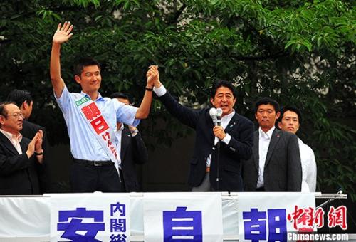 资料图:2016年7月9日,日本首相安倍晋三在东京的中野车站为自民党的候选人站台拉票。 <a target='_blank' href='http://www.chinanews.com/'>中新社</a>记者 王健 摄 点击进入下一页