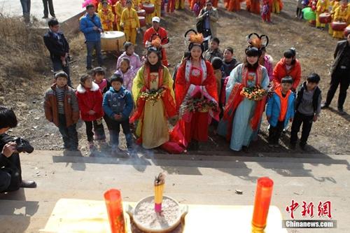 资料图:民众在“春姑娘”的带领下祭拜灶神。当日是农历腊月二十三,中国传统“小年”。 <a target='_blank' href='http://www.chinanews.com/'>中新社</a>发 王中举 摄 资料图:民众在“春姑娘”的带领下祭拜灶神。当日是农历腊月二十三,中国传统“小年”。 <a target='_blank' href='http://www.chinanews.com/'>中新社</a>发 王中举 摄