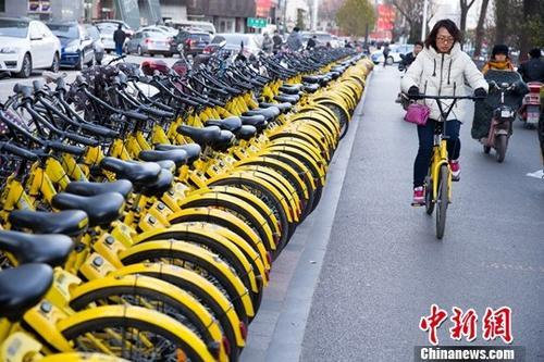 山西太原,民众正在使用共享单车。<a target='_blank' href='http://www.chinanews.com/'>中新社</a>记者 张云 摄 山西太原,民众正在使用共享单车。<a target='_blank' href='http://www.chinanews.com/'>中新社</a>记者 张云 摄