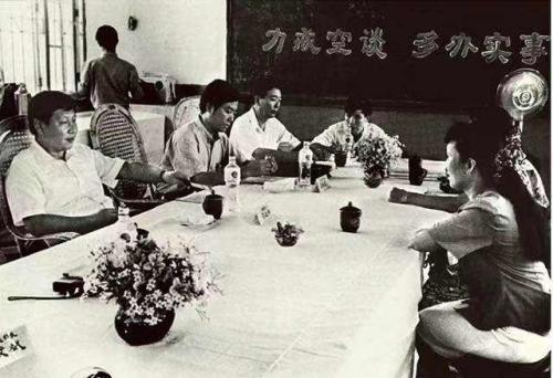 1993年8月,时任福建省福州市委书记的习近平(左一)在福州市、台江区领导联合接待群众日接待群众。新华社发 点击进入下一页