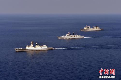 资料图:第二十二批护航编队与第二十三批护航编队分航。 <a target='_blank' href='http://www.chinanews.com/'>中新社</a>记者 张海龙 摄 点击进入下一页