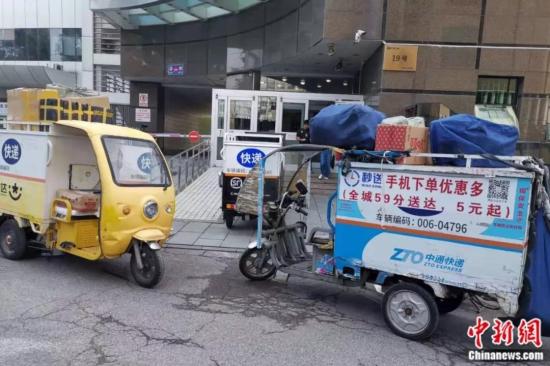 北京东城区,多家公司快递车在进行投递。张旭 摄 北京东城区,多家公司快递车在进行投递。张旭 摄
