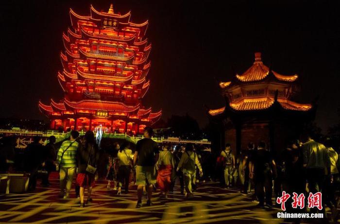 10��1�������人���еر�ƺ�¥��ʽ����ҹ�����顣<a target='_blank' href='http://www.chinanews.com/'>������</a>���� �ų� ��