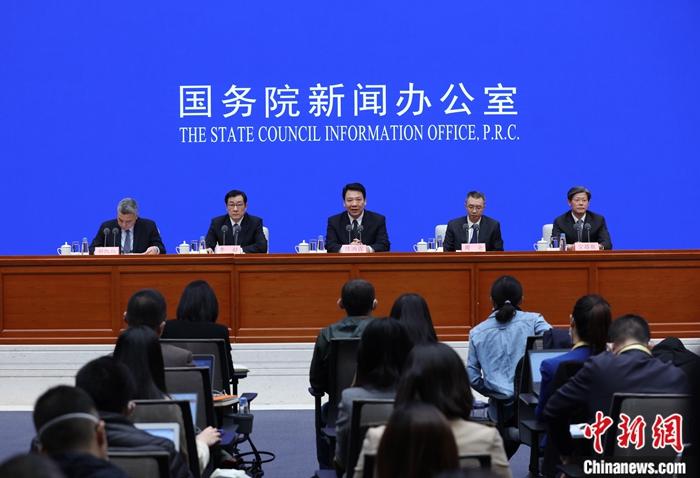 3��22�գ�����Ժ���Ű칫���ڱ����������ŷ����ᣬ�й��������и��г�����¶���й����б��ռල����ίԱ�ḱ��ϯ�������й�֤ȯ�ල����ίԱ�ḱ��ϯ����������ָ��ֳ������ܽ���Ӧ�Թ�������Ӱ�죬ά�������г��ȶ��й��������������ʡ�<a target='_blank' href='http://www.chinanews.com/'>������</a>���� ��ɼ� ��