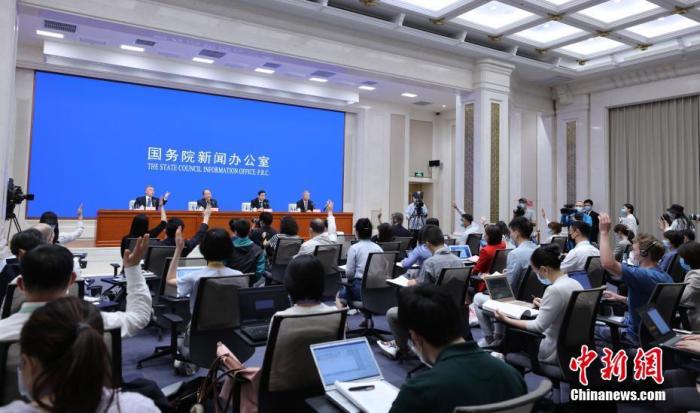 5��24�գ�����Ժ���Ű칫�Ҿ������ŷ����ᣬ���ҷ�չ�ĸ�ί�����������������ҷ�չ�ĸ�ί���鳤���������ҷ�չ�ĸ�ί�����鳤�Գ�꿽�����ʵ���á����ȡ����������������������ȫ�꾭����ᷢչĿ�������й��������������ʡ�<a target='_blank' href='http://www.chinanews.com/'>������</a>���� ��ɼ� ��