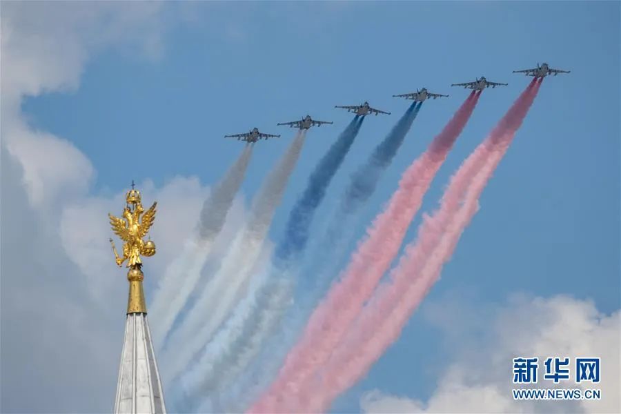 ��6��24�գ���-25�������ݶӲμ��ڶ���˹Ī˹�ƺ쳡���е��ı�ʽ���»������ ��ѩ�� ��