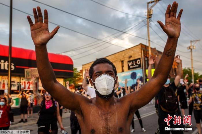 ����ʱ��5��27�գ�һ�������ߴ��ſ��ֽ���ʾ����