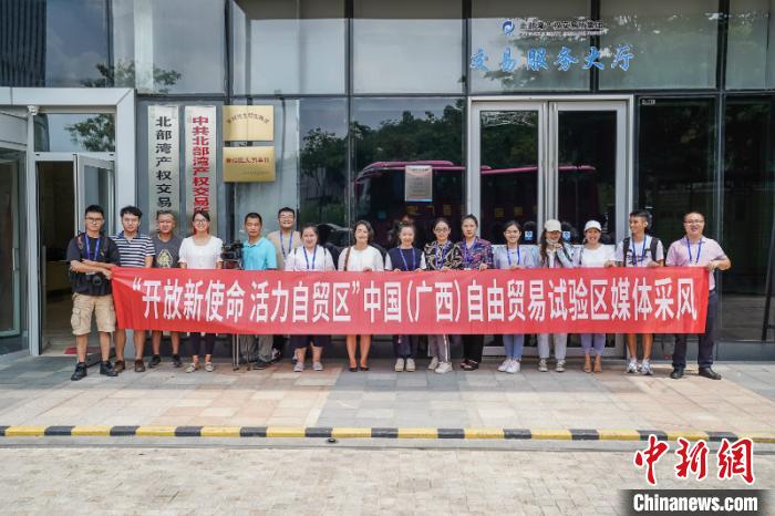 ͼΪ����ý���ų�Ա������Ӱ �ֺ� ��