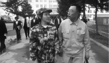 9��11�գ��ڹ��������ͬ�£�����˥Ů����С�ﲽ������ѧУ�Ĵ��ţ���������У԰����ܷ��߹�ͼ