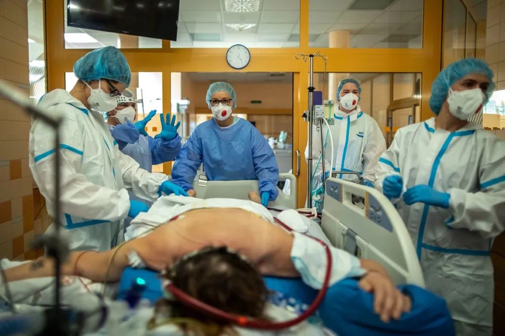 �ݿ˵�һ��ҽԺ�ڣ���֢�໤�ҵ�ҽ�����ھ���COVID-19���ߡ���Դ��Gabriel Kuchta/Getty