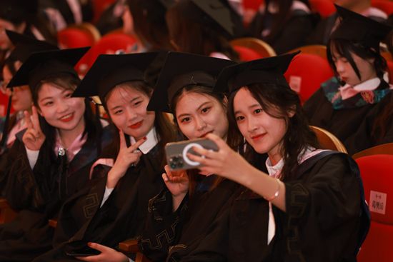 ����6��10�գ��Ͼ���ҵְҵ������ѧ�׽챾������ҵ������ѧʿѧλ������ʽ���С���ҵ���ں�Ӱ��� ѧУ��ͼ&nbsp;
