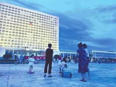 信阳拆除市委市政府大院围墙,市民争相游览