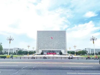 信阳拆除市委市政府大院围墙,市民争相游览